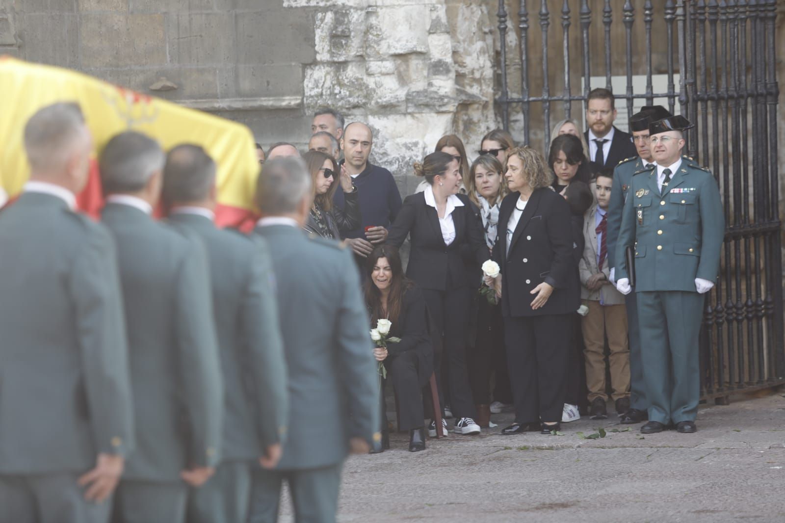 Dolor y lágrimas en el funeral del guardia civil que evitó una masacre ciclista en Pravia