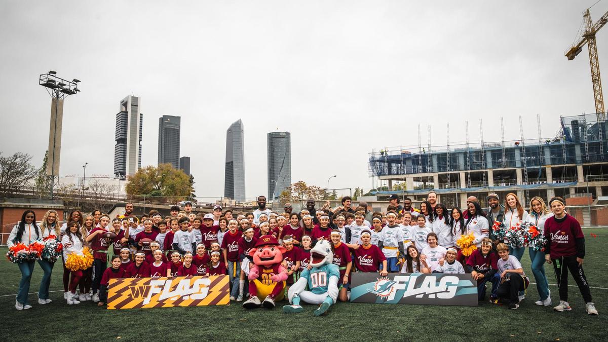 Curso de 'flag football' para niños organizado por Washington Commanders y Miami Dolphins en Madrid.