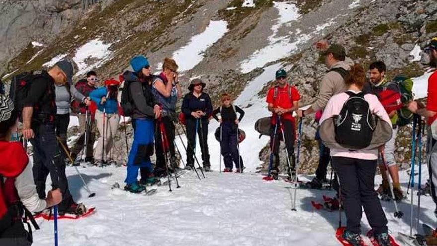 El grupo de la UNED, en su ruta por el macizo Oriental.