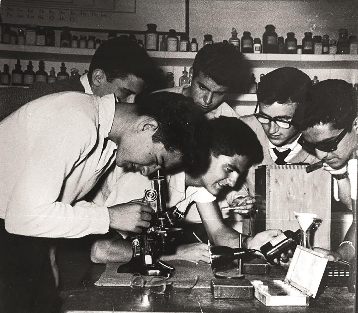 Alumnos de Preu en el Laboratorio de Ciencias del Colegio de San Agustín