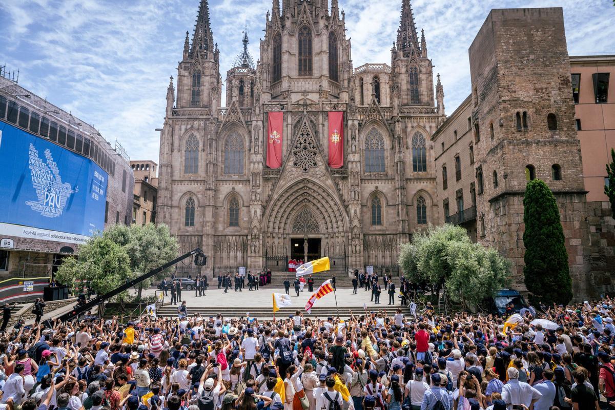 Cientos de fieles esperan al Papa en Barcelona.
