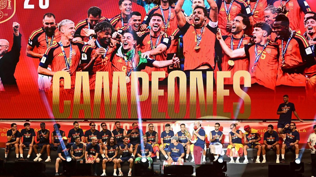 Los jugadores de la Selección, en el escenario instalado en la Plaza de Cibeles para celebrar el Mundial.