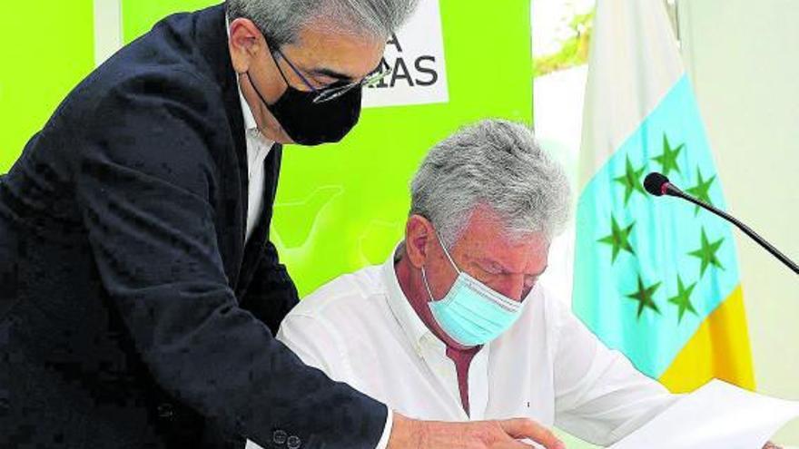 Román Rodríguez y Pedro Quevedo antes de la rueda de prensa ayer en la sede de NC . | | EFE / ELVIRA URQUIJO A.