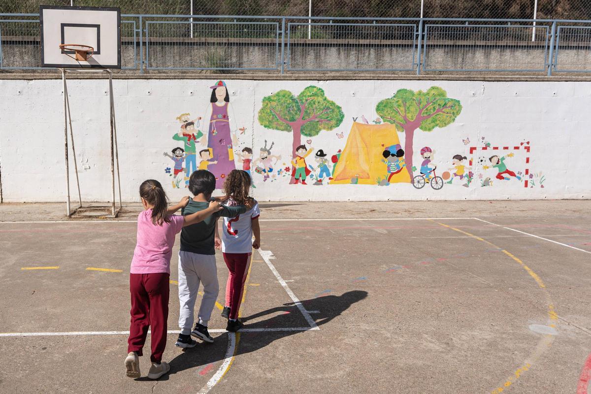 Niños jugando en el patio de un colegio catalán.