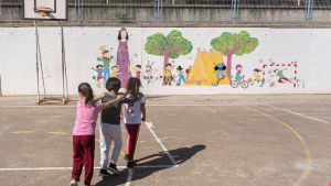 Niños jugando en el patio de un colegio catalán.