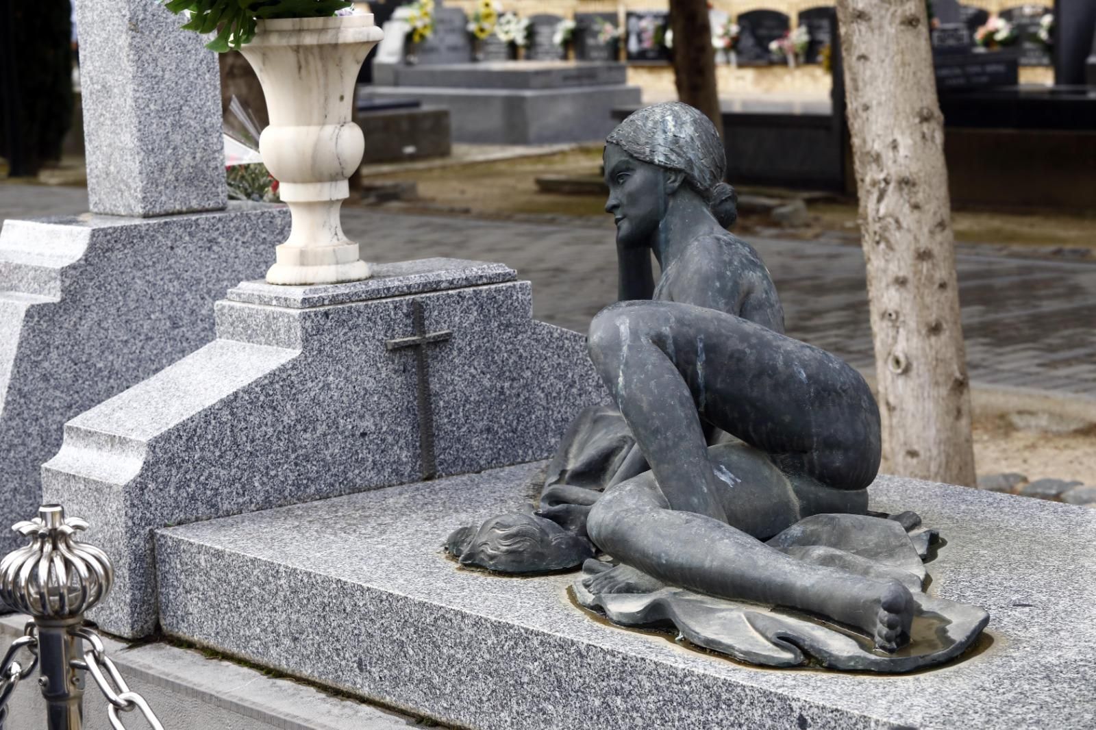 En imágenes | El cementerio de Zaragoza, un museo al aire libre que se engalana para el Día de Todos los Santos