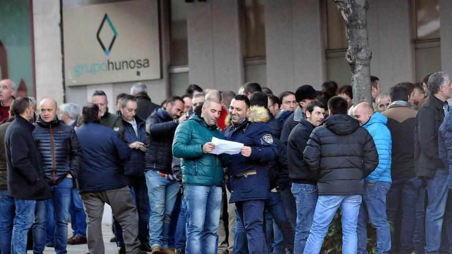 Trabajadores concentrados el martes ante la sede de Hunosa, en Oviedo.