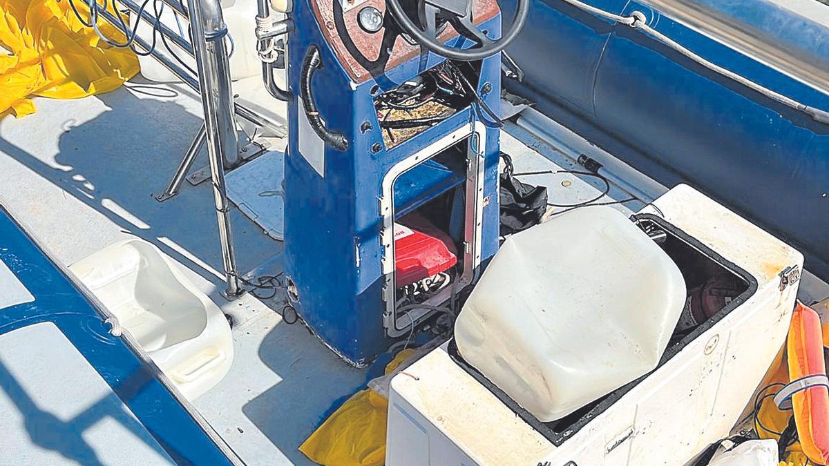 Detalle de los desperfectos ocasionados en la lancha robada en Cabo de Palos y recuperada en Almería.