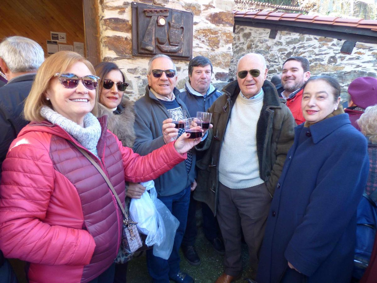 Vecinos brindando en una edición pasada de la cata.
