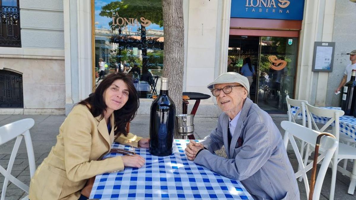 Jorge Edwards, en una foto reciente con su amiga Eva Sánchez de Hoyos, en Madrid.