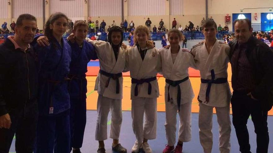 Los judokas zamoranos y sus entrenadores posan para las cámaras en Villares de la Reina.