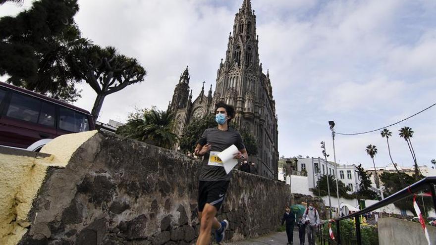 Uno de los atletas de la GCOM, ayer, con la Catedral de Arucas de fondo.