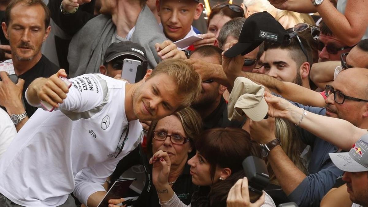 El piloto alemán Nico Rosberg se toma fotos con seguidores, este jueves en el Circuit.