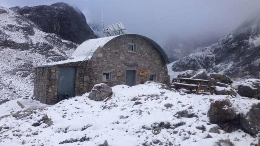 El refugio del Jou de los Cabrones, ayer nevado.