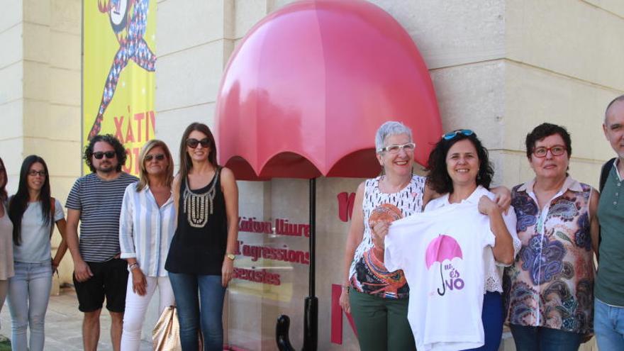 Una escultura contra las agresiones machistas da la bienvenida a Xàtiva