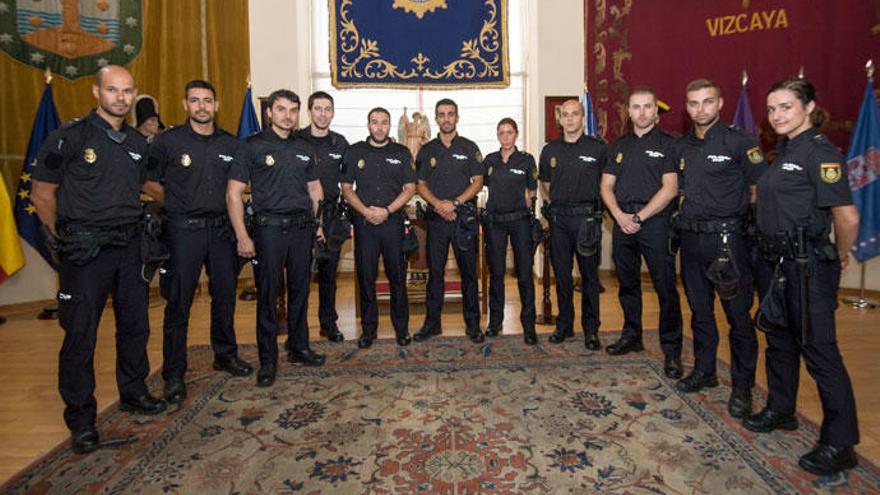 Algunos de los agentes de la Policía Nacional que realizan prácticas en A Coruña, en el museo del 091, en Lonzas.