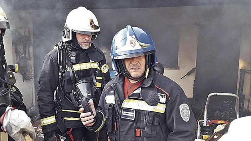 Tres bomberos, durante los trabajos de extinciÃ³n del incendio, ayer en Vilafranca.