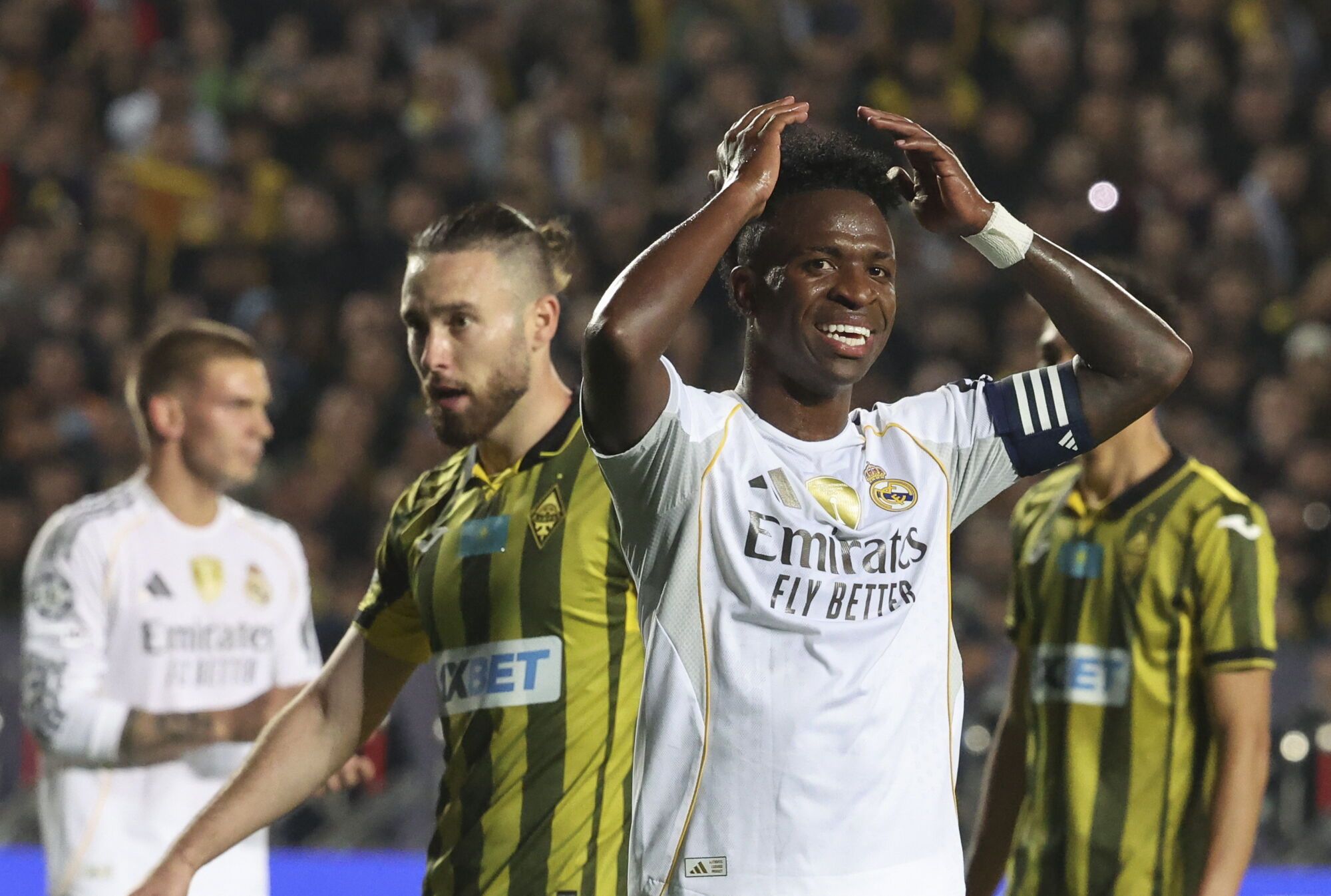 Vinícius se lamenta de una ocasión fallada en el partido de Champions ante el Kairat en Almaty, Kazajstán