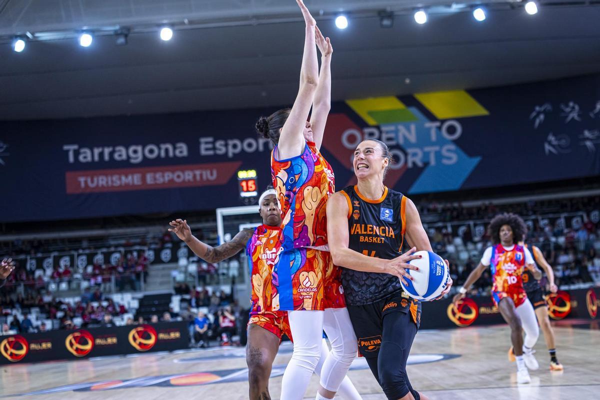 Raquel Carrera, defendida por la valenciana y canterana taronja Elba Garfella.