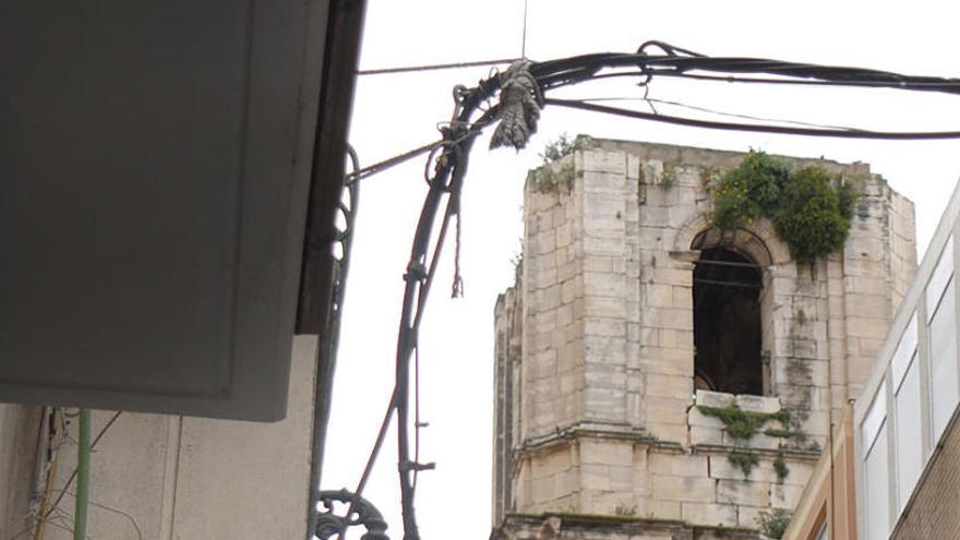 Cables que cruzan una calle del centro de Orihuela.