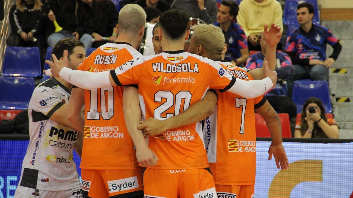 Los jugadores del Pamesa Teruel Voleibol celebran la victoria al final del encuentro.