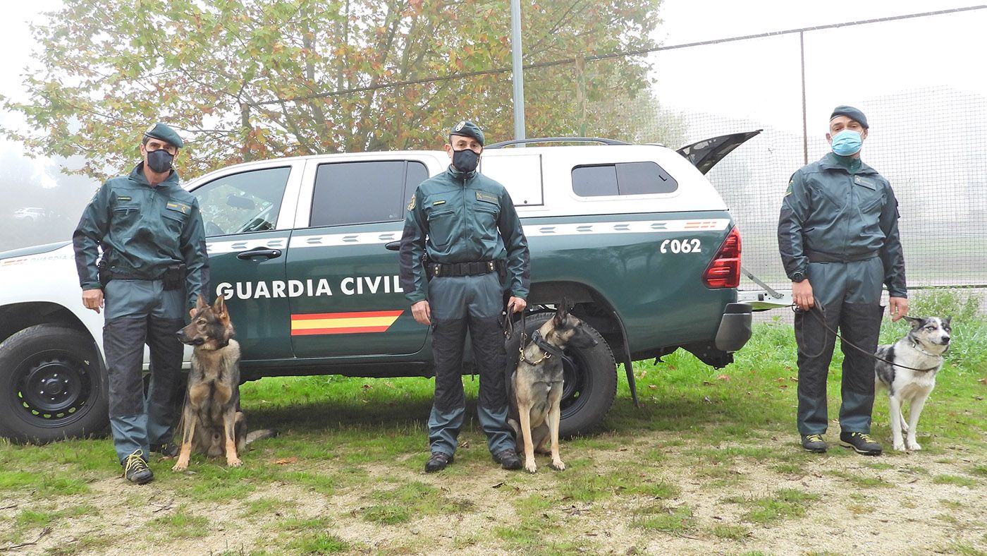 Antonio Rueda (1i), con Brit; con Víctor Fraga más Koto (c) y otro agente en la Comandancia de la Guardia Civil en Ourense.