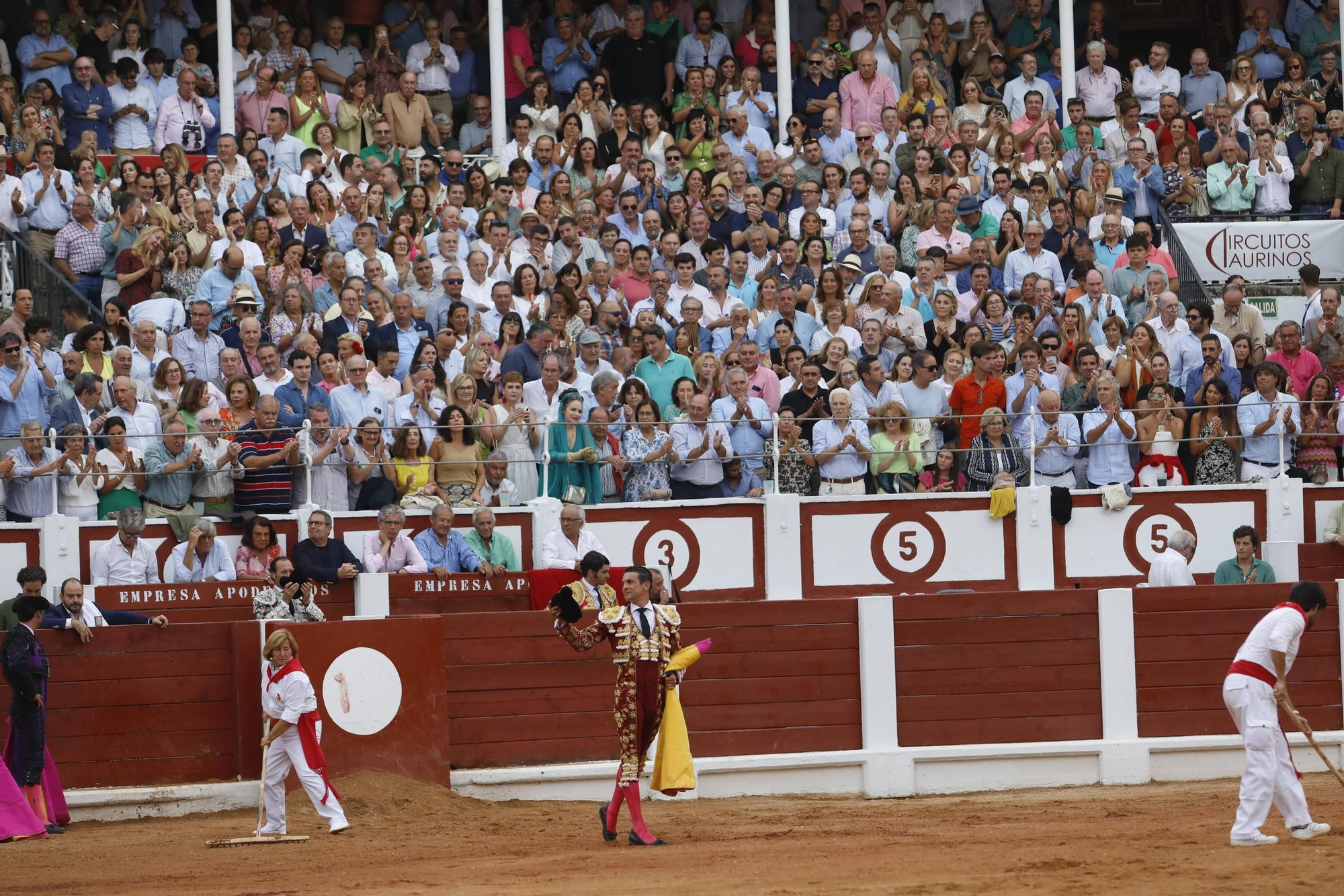 De Espinosa de los Monteros a Esperanza Aguirre: el ambiente en la plaza de toros de Gijón, en imágenes