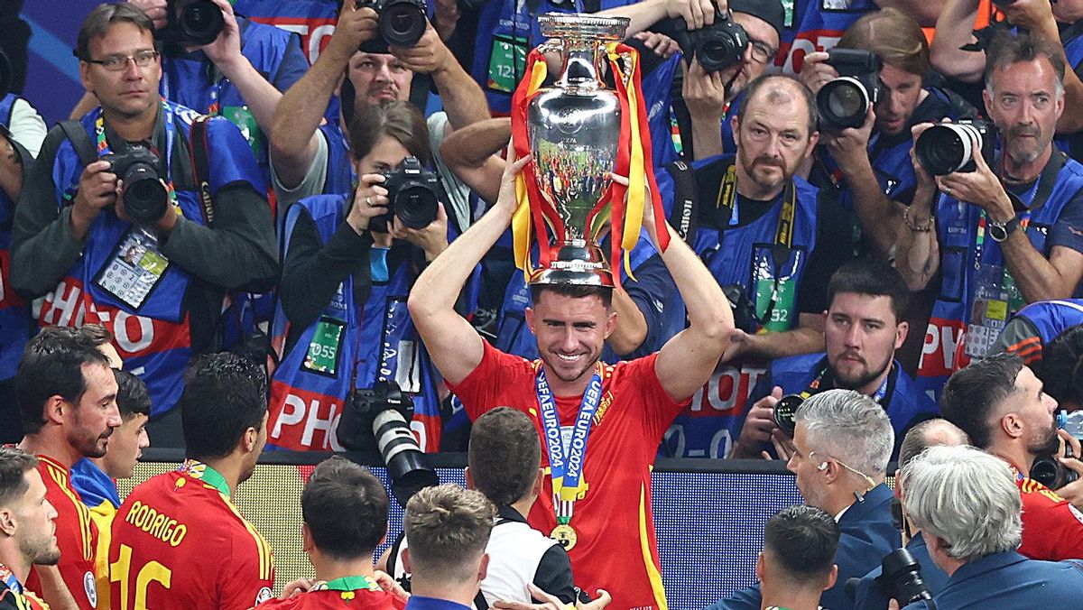 Aymeric Laporte celebra la consecución de la Eurocopa con la selección española.