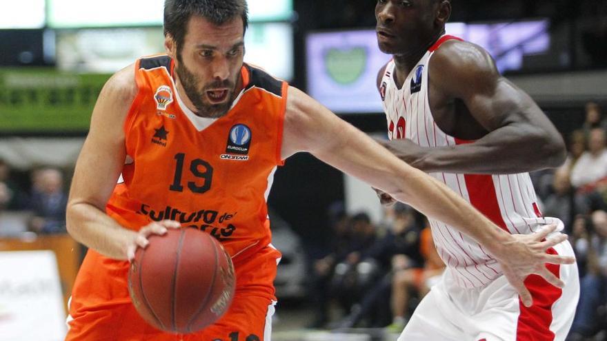 San Emeterio durante un partido con el Valencia Basket