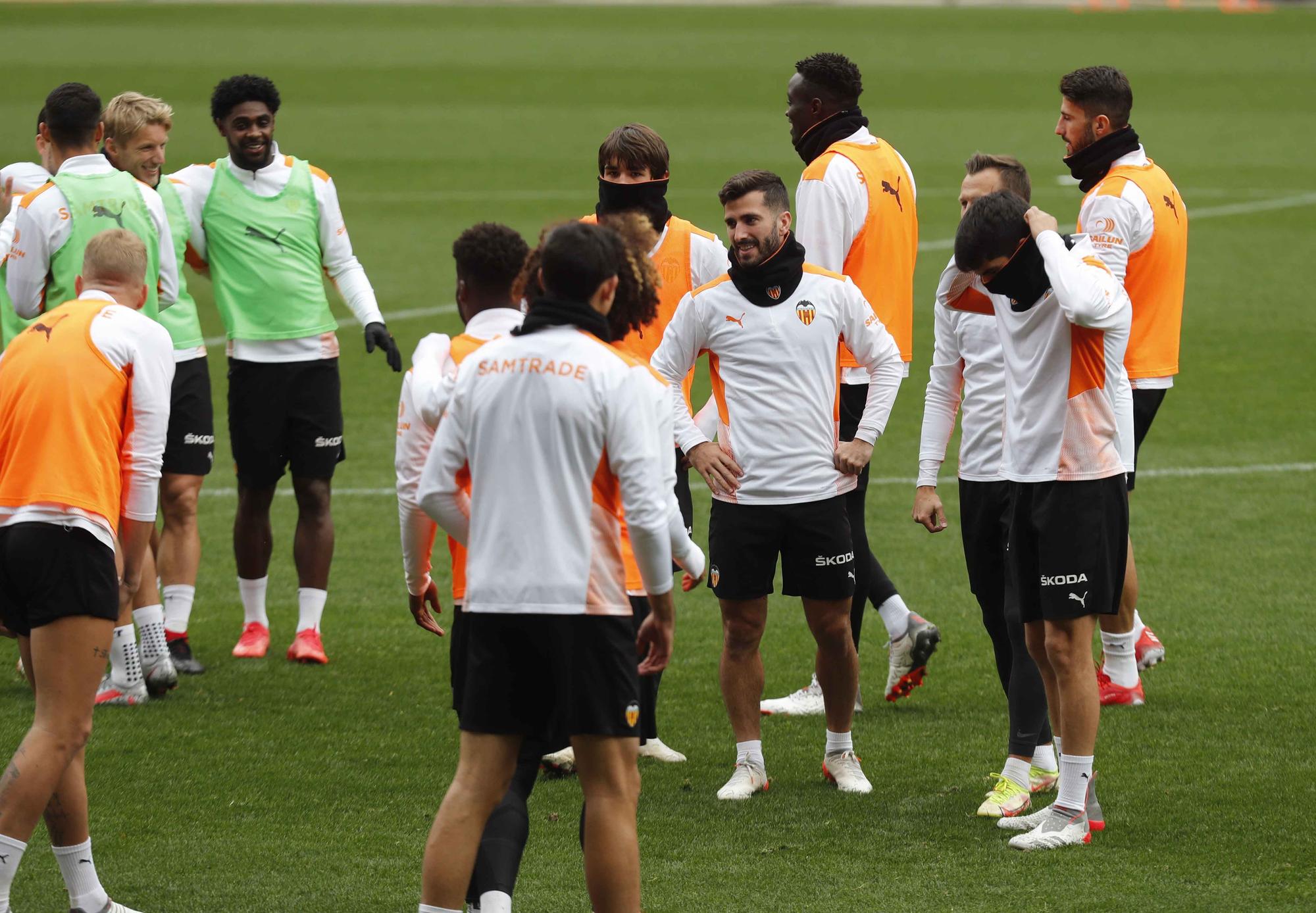 El Valencia se entrena por última vez antes del partido frente al Elche