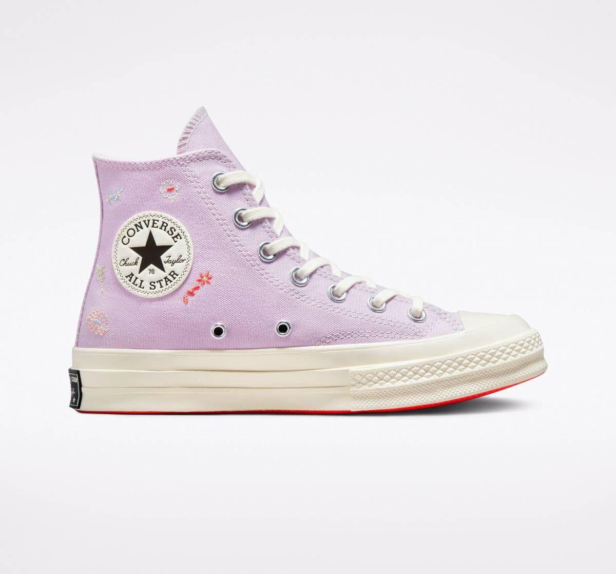 Converse lila con bordados florales