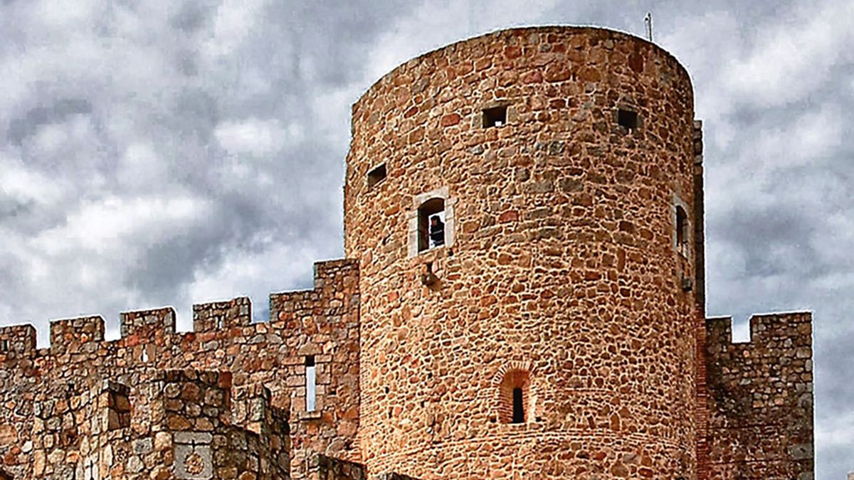 Detalle de la muralla y torre del homenaje del castillo, una de las fortalezas más emblemáticas del Valle del Tiétar.