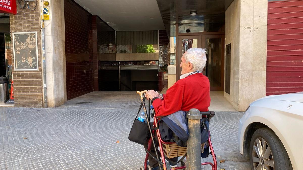 Antonio, en la puerta de su edificio esperando poder entrar