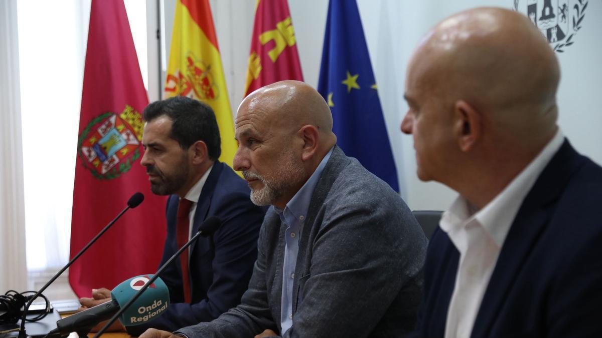 López Pretel en el centro flanqueado por Rubén Martínez Alpañez y Diego Lorente