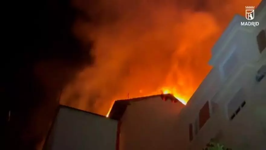Un incendio provoca el colapso de un tejado en Chamberí y obliga a desalojar a 15 vecinos