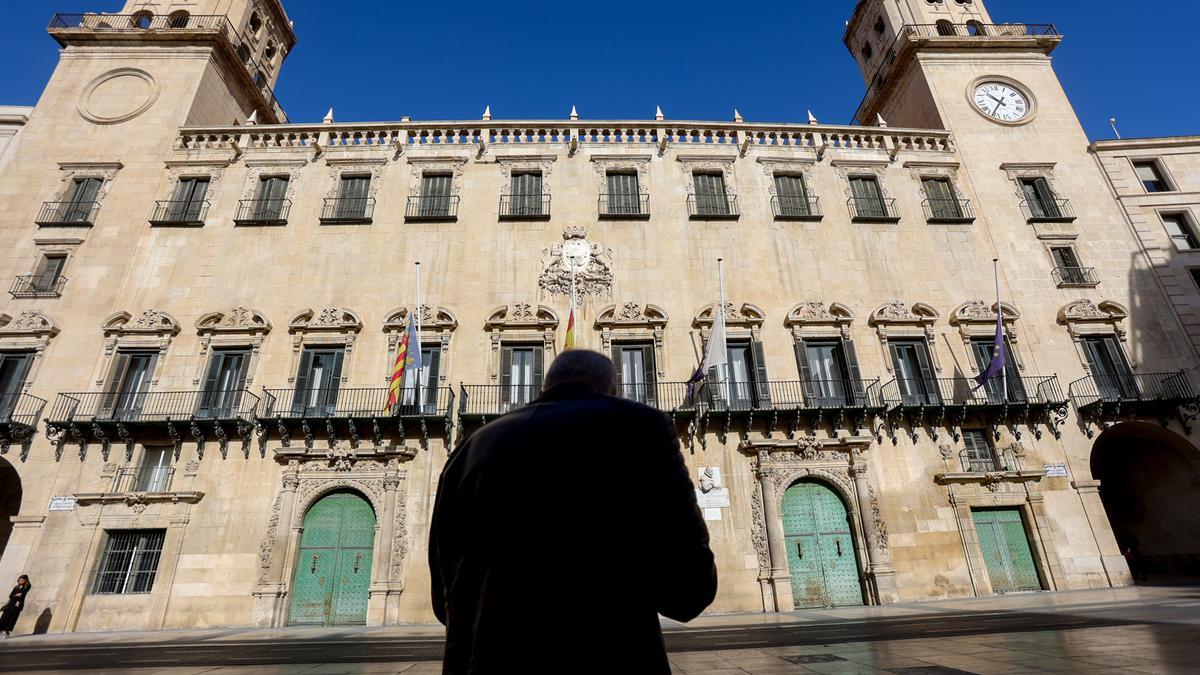 Fachada del Ayuntamiento de Alicante, que deberá idemnizar al trabajador despedido.