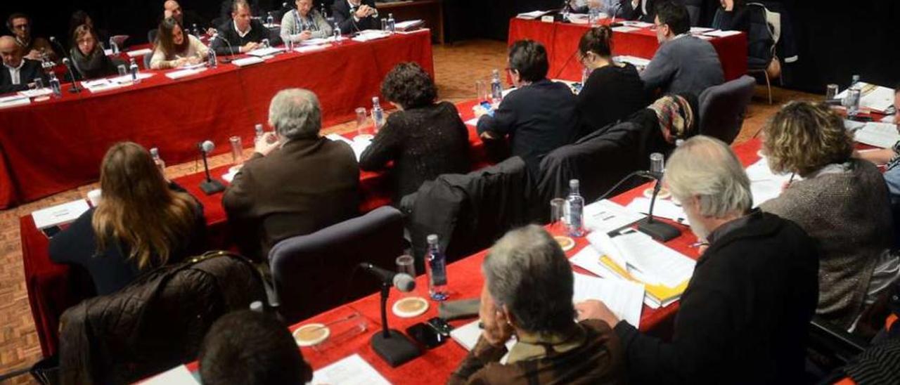 La corporación municipal de Pontevedra, reunida en un pleno. // Rafa Vázquez