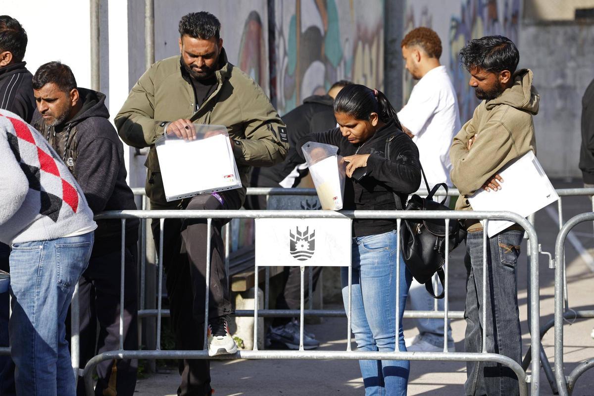 Les imatges de les cues a Salt davant l'oficina que assessora sobre la regularització extraordinària de migrants Les imatges de les cues a Salt davant l'oficina que assessora sobre la regularització extraordinària de migrants