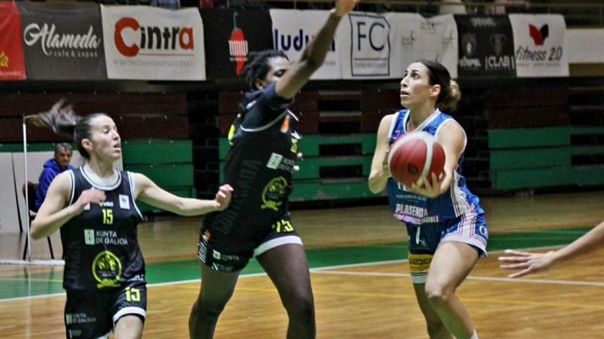 Una acción defensiva de Absatou Diaw en el partido de ayer en tierras extremeñas. |  // FDV