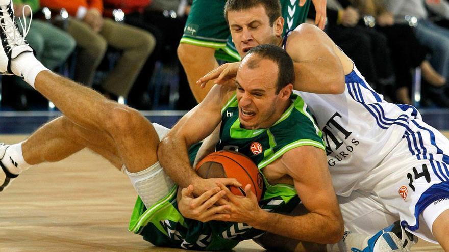 Carlos Jiménez, en una imagen de 2010, cuando jugaba con el Unicaja, en un partido ante el Real Madrid.