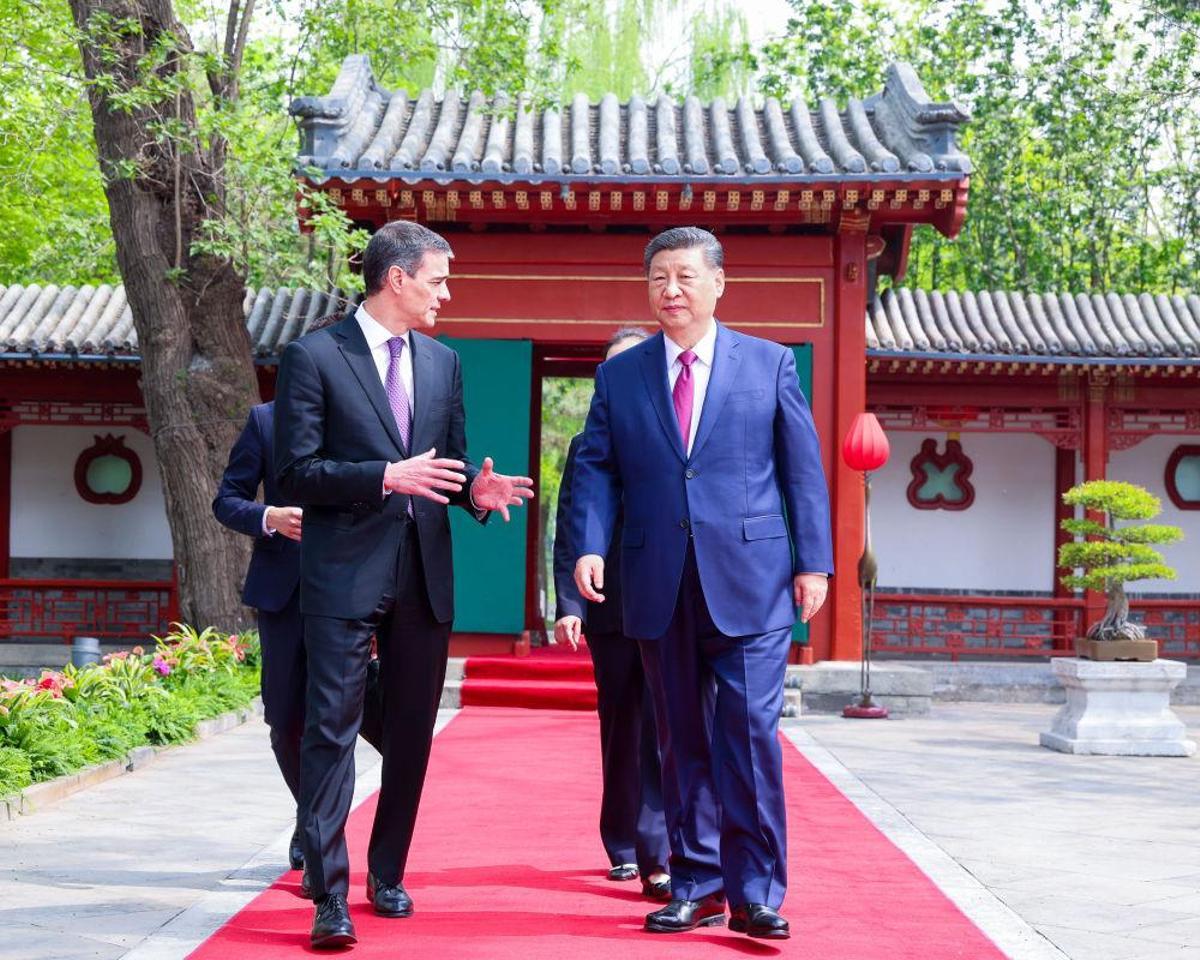 El presidente español Pedro Sánchez conversa con el presidente chino Xi Jinping