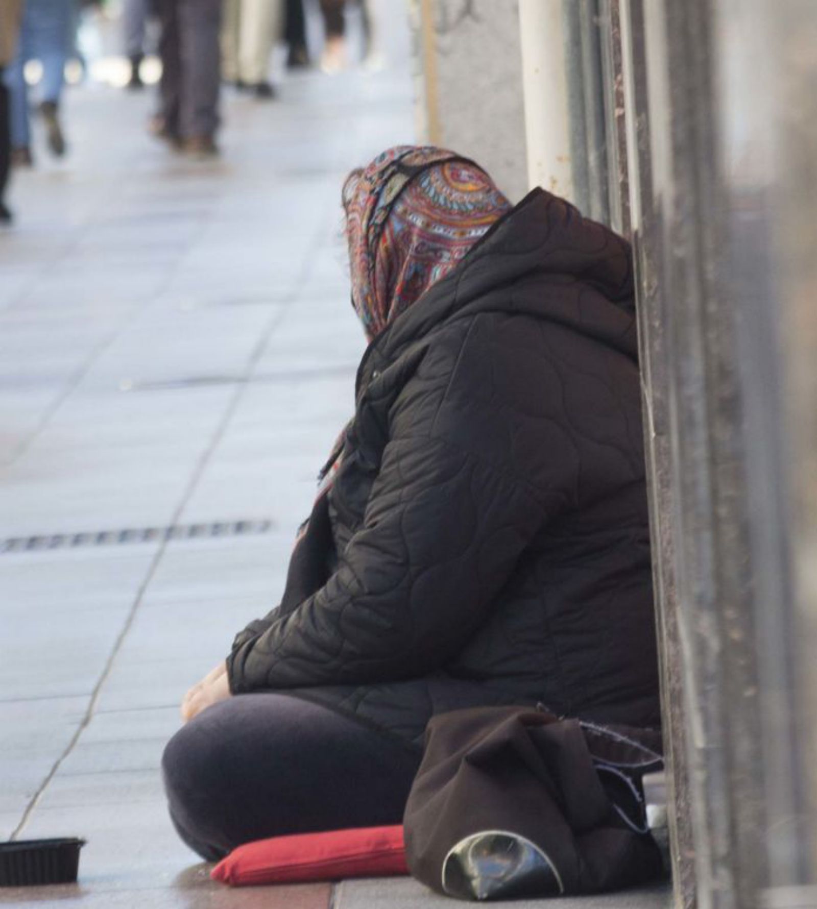 Una mujer pide limosna en una calle de Alicante.