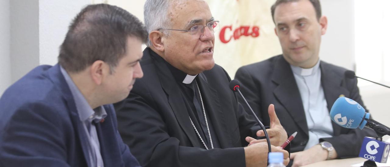 Salvador Ruiz, Demetrio Fernández y Pedro Cabello durante el acto de presentación de la memoria de Cáritas 2021.