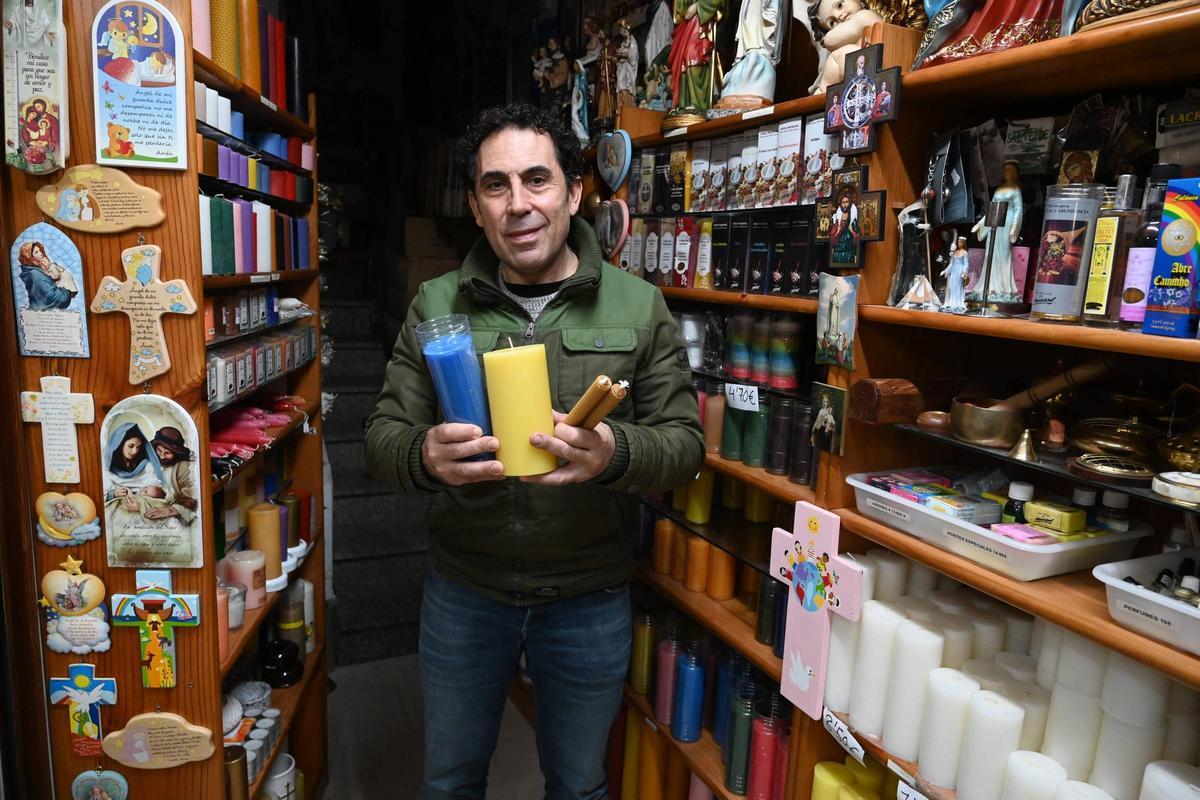 Joaquín Diéguez, en la tienda de Pontevedra donde vende los artículos de su cerería.