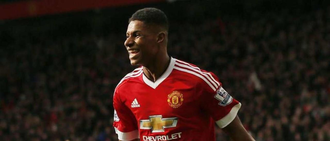 Marcus Rashford celebra uno de los dos tantos que logró ayer en Old Trafford. // FDV