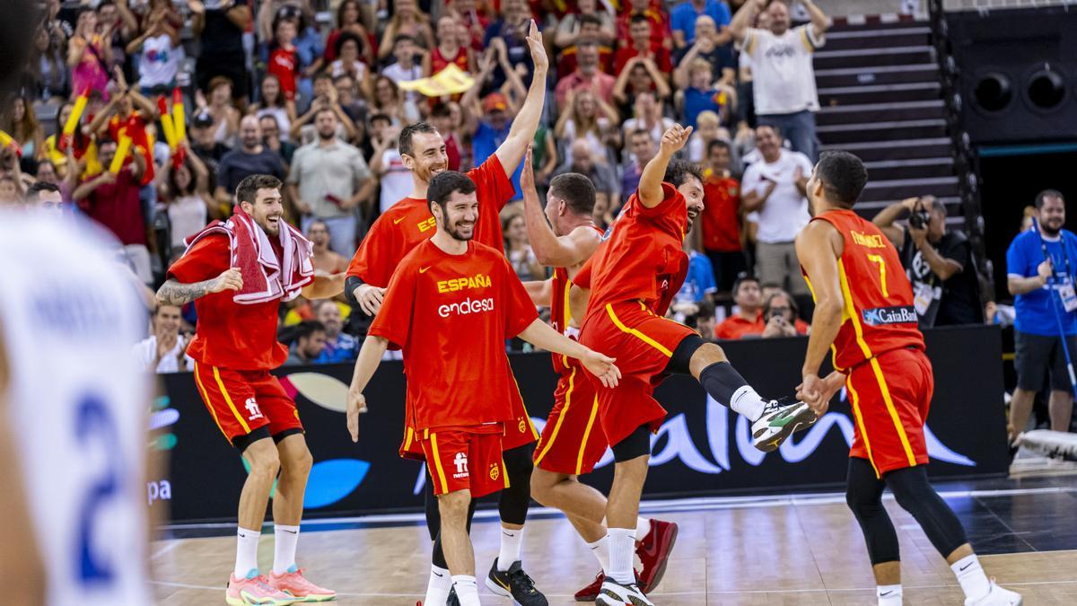 Los jugadores españoles celebran la victoria sobre los dominicanos a menos de una semana para el inicio del Mundial