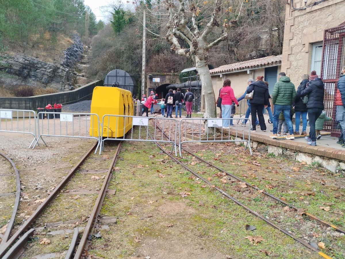 Un centenar d'infants acompanyen els reis a recollir el carbó a Sant Corneli: "És molt maco i proper”