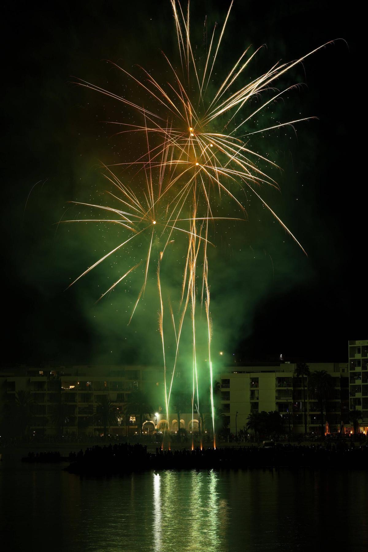 Mira aquí todas las fotos de los fuegos artificiales en ses Figueretes Mira aquí todas las fotos de los fuegos artificiales en ses Figueretes