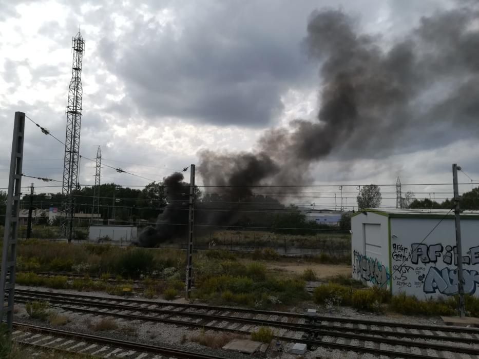 Tallen les vies del tren i el TAV a l''Avellaneda i fan barricades