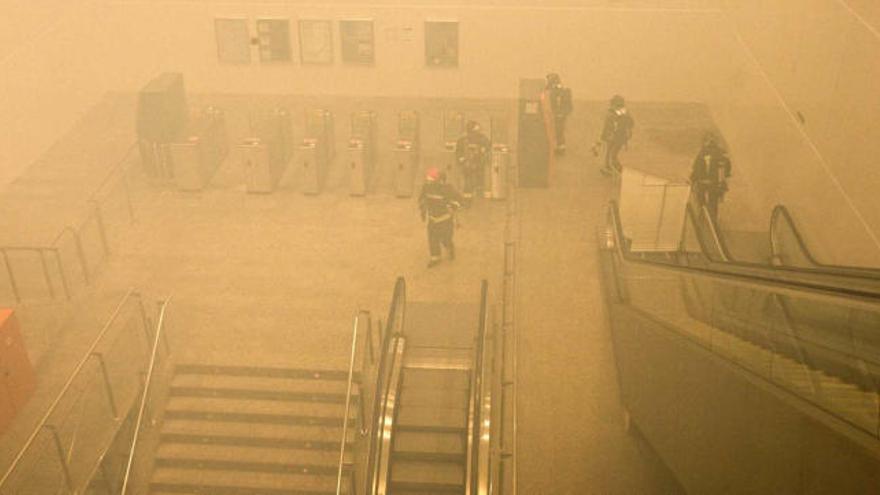 Los equipos de Bomberos entran en el túnel de la estación del Marq llena de humo al inicio del simulacro.